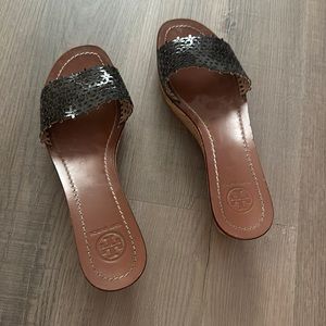Tory Burch Cork wedge slides - black patent leather cutout daisies - size 8